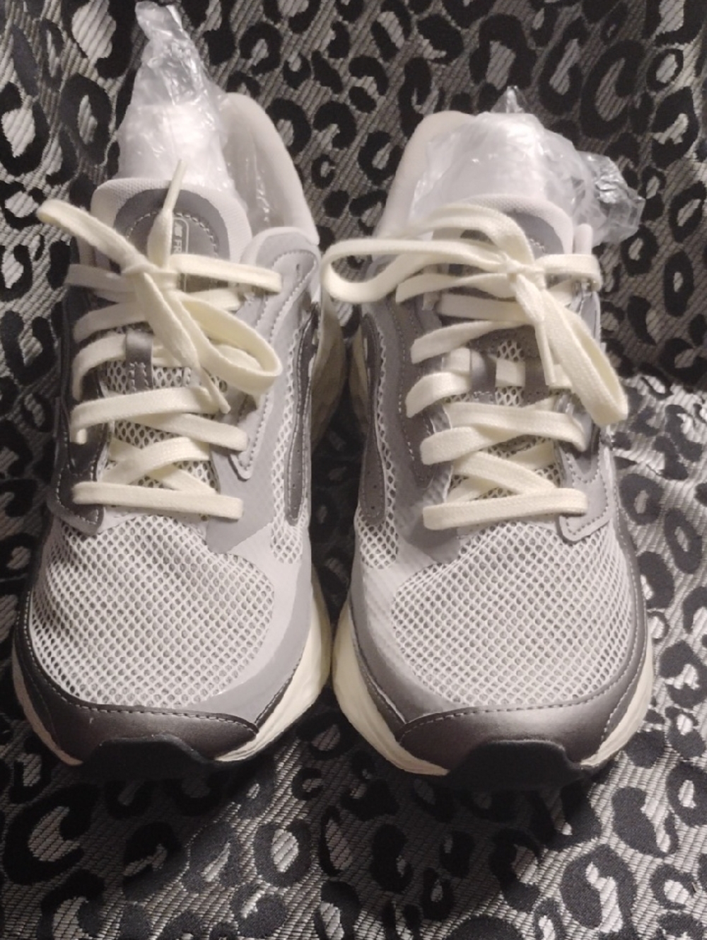 New Balance White and Gray Men's Athletic Shoes NWOB